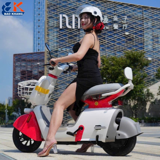 XE ĐIỆN K2 MÀU ĐỎ TRẮNG